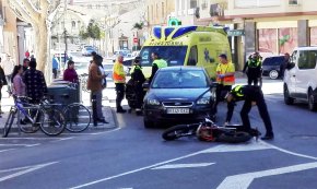 Accident de circulació entre un motorista i un cotxe a la plaça de Carles Roig