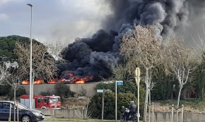 Aparatós incendi a un solar municipal, al barri de Nou Cambrils, on s'hi guardava material de platges 