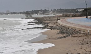 Denunciats un pare i el seu fill per banyar-se a la platja i no respectar el confinament