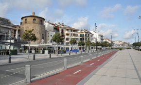 Ni gent ni vehicles, ambient desèrtic a la façana marítima