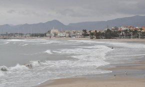 Temporal de llevant al litoral cambrilenc en un dia marcadament hivernal