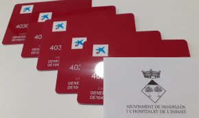 L'Ajuntament de Vandellòs i l'Hospitalet de l'Infant reparteix les targetes moneder als 60 alumnes del municipi amb beca menjador