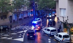 Policies i bombers feliciten als xiquets i xiquetes que compleixen anys fent sonar les sirenes 
