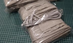 Un grup de 21 persones voluntàries confecciona 800 mascaretes