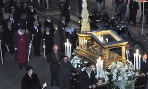 Solemne processó del Sant Enterrament, un dels actes més destacats de la Setmana Santa a Cambrils