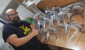 La xarxa de suport del casal popular El Polvorí reparteix 200 pantalles protectores a hospitals i residències de gent gran