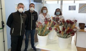 La jardineria Garden Cort entrega roses de Sant Jordi al personal de l'Hospital Lleuger