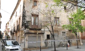 S'ensorra una part de la teulada d'una casa deshabitada del carrer de Cardenal Vidal i Barraquer