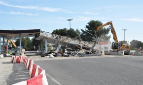 S'enderroca l'estructura del peatge de l'autopista a l'accés de Cambrils
