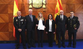 L'Ajuntament de Cambrils imposa una medalla a una agent de la Policia Nacional per la seva col·laboració el dia dels atemptats
