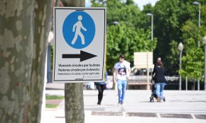 Es col·loquen senyals per informar els vianants que ocupin el costat dret de la vorera
