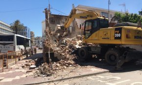 L'Ajuntament enderroca un immoble a l'avinguda de la Diputació que es trobava fora de l'alineació de la vorera 
