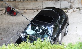 Detenen un home begut per agredir un altre home i una dona