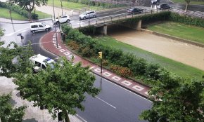 Un intens xàfec col·lapsa els carrers i fa baixar els barrancs i les rieres