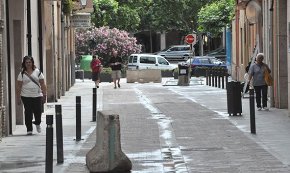 El carrer de Sant Plàcid continua tallat, dos mesos després d'iniciar-se la reparació del paviment