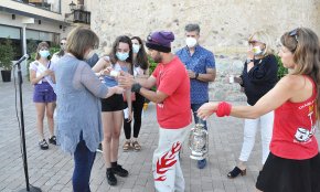 La Flama del Canigó arriba a Cambrils en una diada de Sant Joan atípica