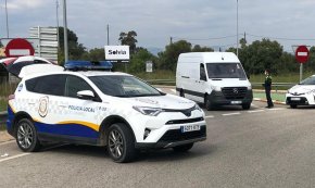La Policia Local deté un home que duia una cisalla i que estava en cerca per diversos fets delictius