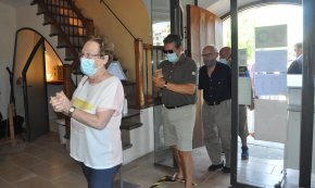 Mascaretes, distància i salutacions amb el colze