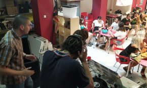 Música jamaicana i vermut, al Casal Popular El Polvorí