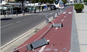 Un conductor impacta contra dues pilones del passeig Miramar, al Port