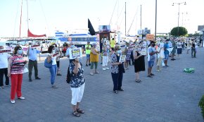 Una seixantena de persones es concentren al port per reclamar la llibertat dels presos polítics