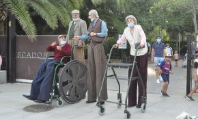 La companyia Fadunito recorre els carrers del Port amb el seu espectacle «Més 75»