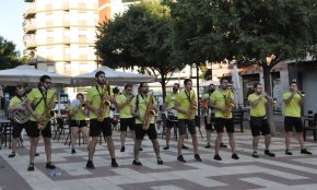 La Xaranga Bandsonats posa música i gresca pels carrers del Port