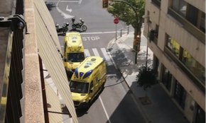Una dona es precipita des del balcó d'un segon pis al barri de l'Eixample