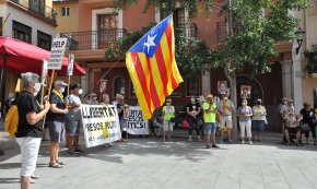 Crits de «Viva España!» a la darrera concentració setmanal dels Avis i Àvies