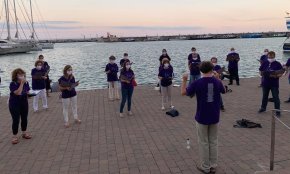 Actuació itinerant de la Coral Verge del Camí per diversos punts del Port