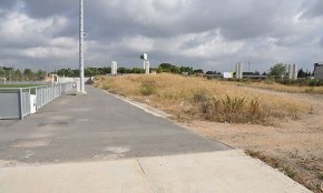 La carpa de festes de la zona esportiva, a punt per ser instal·lada