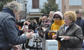 Tast de paelles encarxofades a la plaça del Pòsit en el marc de les jornades «Encarxofa't a Cambrils»