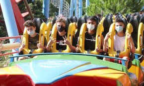 PortAventura escurça l'horari d'obertura i tanca un hotel enmig dels rebrots i el veto de diversos països europeus