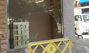 Tres individus xafen l'aparador de la botiga Movistar del carrer de les Barques i s'enduen telèfons mòbils 