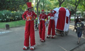 La companyia Fadunito porta el seu espectacle itinerant «El petit circ» pels carrers del Port