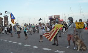 Un centenar de persones se sumen a la concentració silenciosa de la crida «Anem per feina», al Port