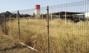 Un veí denuncia l'estat de deixadesa del solar del parc de Bombers