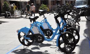 Bona acollida del servei de lloguer de bicicletes elèctriques malgrat alguna bretolada
