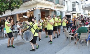 La xaranga Bandsonats posa el ritme i la música als carrers del Port
