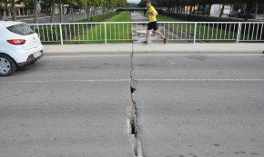 Una perillosa esquerda recorre el pont de la desembocadura de la riera d'Alforja