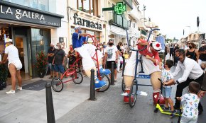 Una espectacular i vistosa "Gran Família" es passeja pels carrers del Port