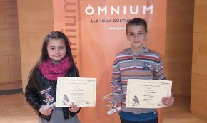 Judith Alonso i Lluc Falceto de l'escola La Bòbila, guardonats als Premis Sambori Òmnium de narrativa escolar