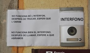 L'intèrfon del Jutjat de Pau, espatllat des de l'any passat