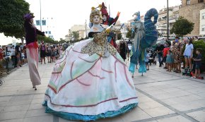 Un espectacle de xanquers recórre el passeig Marítim dins el Cambrileja l'Estiu