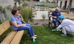 La Fundació Rosa M. Vivar adquireix bancs pels jardins del centre terapèutic per a l'Alzheimer