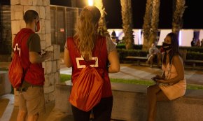 Joves informadors de Creu Roja sensibilitzen sobre la Covid-19 en espais d’oci nocturn a Cambrils