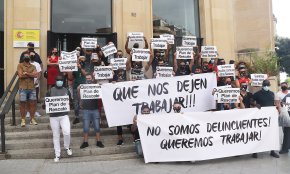 Una cinquantena de persones del sector de l'oci nocturn es manifesten a Tarragona per poder tornar a obrir els locals