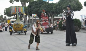Estrambòtica cursa de cotxes al Port amb l'espectacle «Rum Rum Trasto Karts» de la companyia Xip-Xap