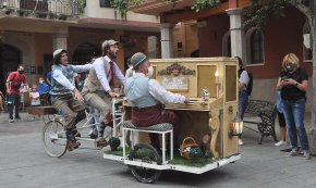 La companyia cambrilenca Bigolis Teatre porta el seu espectacle «Pete&Pat» pels carrers del Barri Antic