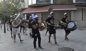 Els vila-secans de la Txaranga Band Tocats animen els carrers del Port al ritme de la seva música